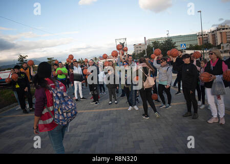 Malaga, Espagne. Dec 16, 2018. Les participants sont considérés bouncing basket avant la première tentative de battre le record mondial Guinness de personnes rebondissent basket en même temps pendant cinq minutes, en dehors de la palais des sports José Maria Martín Carpena de Málaga. Le précédent record a été obtenu en Palestine en 2010 avec 7,756 personnes. Credit : SOPA/Alamy Images Limited Live News Banque D'Images