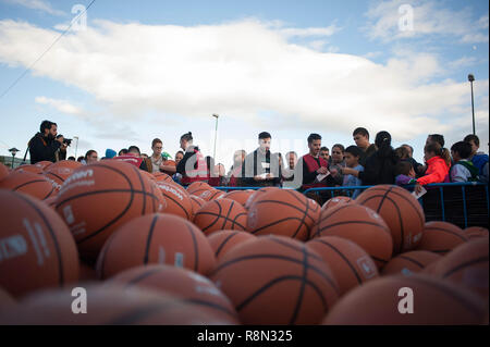 Malaga, Espagne. Dec 16, 2018. Basket sont considérés comme des participants arrivent avant la première tentative de battre le record mondial Guinness de personnes rebondissent basket en même temps pendant cinq minutes, en dehors de la palais des sports José Maria Martín Carpena de Málaga. Le précédent record a été obtenu en Palestine en 2010 avec 7,756 personnes. Credit : SOPA/Alamy Images Limited Live News Banque D'Images