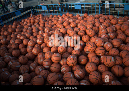 Malaga, Espagne. Dec 16, 2018. Basket sont vus avant la première tentative de battre le record mondial Guinness de personnes rebondissent basket en même temps pendant cinq minutes, en dehors de la palais des sports José Maria Martín Carpena de Málaga. Le précédent record a été obtenu en Palestine en 2010 avec 7,756 personnes. Credit : SOPA/Alamy Images Limited Live News Banque D'Images