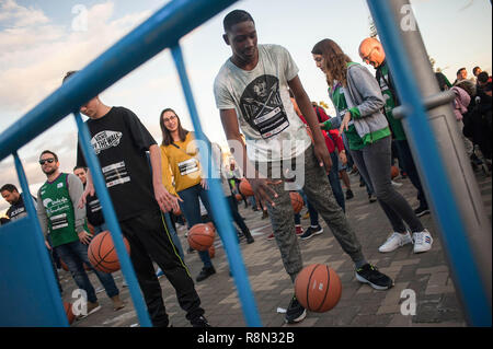 Malaga, Espagne. Dec 16, 2018. Les participants sont considérés bouncing basket avant la première tentative de battre le record mondial Guinness de personnes rebondissent basket en même temps pendant cinq minutes, en dehors de la palais des sports José Maria Martín Carpena de Málaga. Le précédent record a été obtenu en Palestine en 2010 avec 7,756 personnes. Credit : SOPA/Alamy Images Limited Live News Banque D'Images