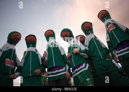 Malaga, Espagne. Dec 16, 2018. Les participants sont vus avec leurs ballons à capuchon avant la première tentative de battre le record mondial Guinness de personnes rebondissent basket en même temps pendant cinq minutes, en dehors de la palais des sports José Maria Martín Carpena de Málaga. Le précédent record a été obtenu en Palestine en 2010 avec 7,756 personnes. Credit : SOPA/Alamy Images Limited Live News Banque D'Images