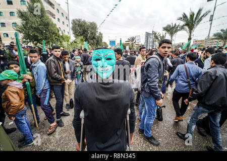 La ville de Gaza, en Palestine. Dec 16, 2018. Un Palestinien handicapé vu portant un masque durant le rallye. Les Palestiniens prennent part à une manifestation marquant le 31e anniversaire de fondation du Hamas. Credit : SOPA/Alamy Images Limited Live News Banque D'Images