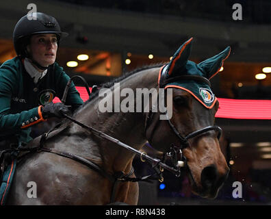 Prague, République tchèque. 14 Décembre, 2018. Jessica Springsteen, sauteur à partir de Miami, équipe Celtics est en concurrence avec l'appelée RCC Zecilie au cours de la Super Coupe d'Equipes race, demi-finale, de l'information au sein de la Ligue des champions de saut d'obstacles, à Prague, en République tchèque, le 14 décembre 2018. Photo : CTK Michal Krumphanzl/Photo/Alamy Live News Banque D'Images