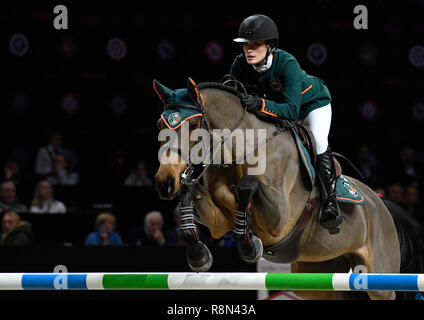 Prague, République tchèque. 14 Décembre, 2018. Jessica Springsteen, sauteur à partir de Miami, équipe Celtics est en concurrence avec l'appelée RCC Zecilie au cours de la Super Coupe d'Equipes race, demi-finale, de l'information au sein de la Ligue des champions de saut d'obstacles, à Prague, en République tchèque, le 14 décembre 2018. Photo : CTK Michal Krumphanzl/Photo/Alamy Live News Banque D'Images