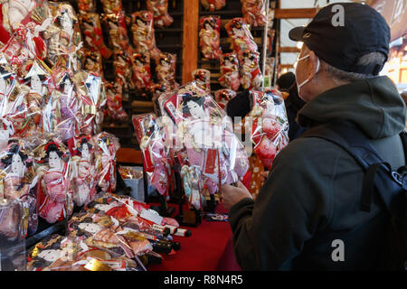 Tokyo, Japon. 25Th Dec 2018. Un homme regarde un traditionnel (Battledore Hagoita) au cours de l'Hagoita-Ichi fair au Temple Sensoji à Asakusa. L'événement annuel vend battledores décorées pour bonne chance à charmes et ornements et durera trois jours au Temple Sensoji. Credit : Rodrigo Reyes Marin/ZUMA/Alamy Fil Live News Banque D'Images