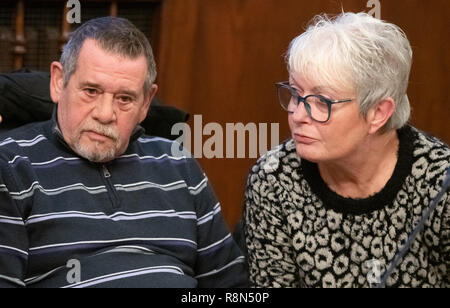 Dortmund, Allemagne. 25Th Dec 2018. Les parents de l'écolière assassinée attendre que la demanderesse dans la cour régionale pour le début du procès contre le meurtrier présumé de sa fille. L'homme est dit d'avoir assassiné le 16-year-old schoolgirl à Dortmund le 14 octobre 1993. L'accusé a été arrêté après un coup d'ADN en juin 2018. Crédit : Bernd Thissen/dpa/Alamy Live News Banque D'Images