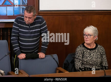 Dortmund, Allemagne. 25Th Dec 2018. Les parents de l'écolière assassinée attendre que la demanderesse dans la cour régionale pour le début du procès contre le meurtrier présumé de sa fille. L'homme est dit d'avoir assassiné le 16-year-old schoolgirl à Dortmund le 14 octobre 1993. L'accusé a été arrêté après un coup d'ADN en juin 2018. Crédit : Bernd Thissen/dpa/Alamy Live News Banque D'Images