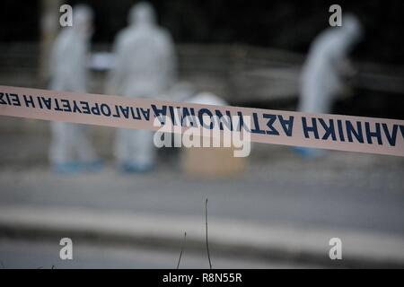 Athènes, Grèce. 25Th Dec 2018. Cordon de police vu sur les lieux après l'explosion d'une bombe à l'extérieur de la station de télévision de Skai Faliro, Athènes. Credit : SOPA/Alamy Images Limited Live News Banque D'Images