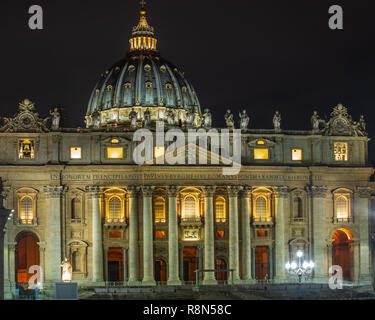 ROME, ITALIE - Juin 2018 : la Piazza San Pietro et la Basilique de San Pietro pendant un temps maussade et humide nuit romaine. Rome la nuit. Banque D'Images