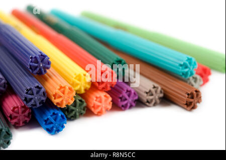 Bande de feutres colorés isolé sur fond blanc. L'accent sur le premier plan des stylos. Banque D'Images