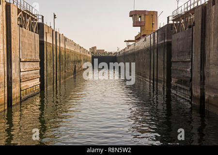 Vue à l'intérieur grand verrou sur la rivière du Nil en Egypte à travers un paysage urbain d'Edfou Banque D'Images