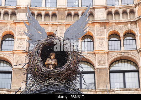 Harry Potter et l'enfant maudit, Albus Severus recroquevillé à l'intérieur d'une sculpture vif d'Or Banque D'Images