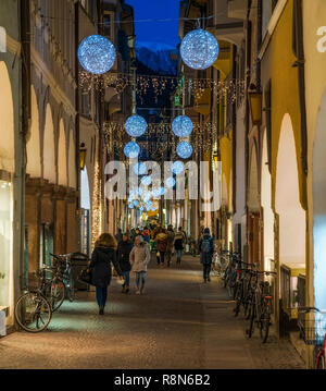 Le temps de Noël à Bolzano dans la Via dei Portici. Trentin-haut-Adige, Italie. Banque D'Images