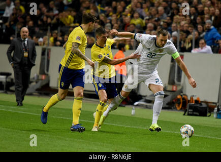 Solna, Suède - le 20 novembre 2018. Des joueurs de l'équipe nationale de Suède Mikael Lustig et Victor Lindelof contre l'équipe nationale de la Russie Artem Dzyuba du percuteur Banque D'Images