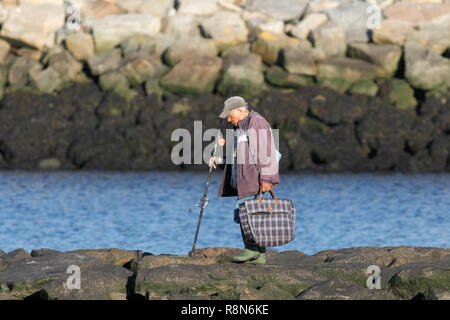 Vila do Conde, Portugal - 11 juillet 2014 : Ancien pêcheur de retour d'une session de pêche de la rivière Ave, bouche, nord du Portugal. Banque D'Images