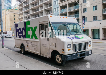Camion blanc livraison FedEx stationné sur la route Banque D'Images