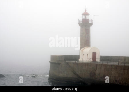 Ancienne petite souris de phare dans le Douro à Porto (Portugal) dans un jour brumeux Banque D'Images