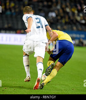 Solna, Suède - le 20 novembre 2018. Défenseur de l'équipe nationale de la Russie et la Suède Neustaedter romain le milieu de terrain de l'équipe nationale Viktor Claesson pendant l'UEFA Nat Banque D'Images