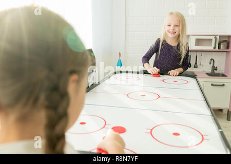 Peu positif pour s'amuser dans une salle de jeux Banque D'Images