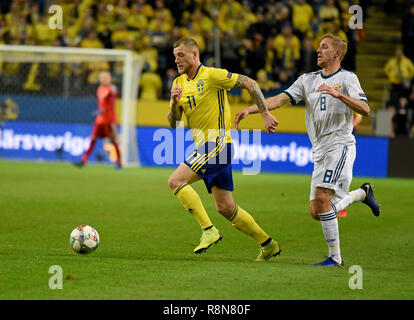 Solna, Suède - le 20 novembre 2018. L'équipe nationale de Suède et la Russie l'attaquant John Guidetti le milieu de terrain de l'équipe nationale Yury Gazinsky pendant l'UEFA Le Nations Unies Banque D'Images