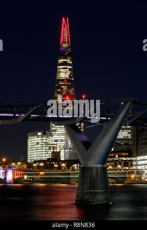 Londres, Royaume-Uni. 12Th Dec 2018. Le Shard London Christmas light show 2018, le Millennium Bridge est au premier plan, une longue exposition de nuit. Banque D'Images