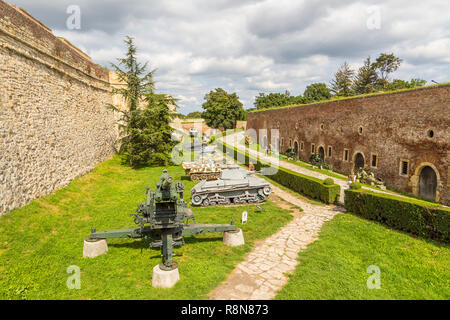 Belgrade, Serbie- 16 Août 2014 : Des tanks et des fusils à canon de forteresse de Belgrade, parc de Kalemegdan. L'exposition du Musée militaire. Banque D'Images