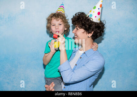 Mère positive donner party horn en fils Banque D'Images