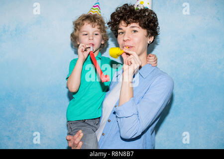 Jeune mère d'avoir du plaisir avec son at Birthday party Banque D'Images