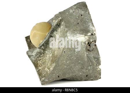 La calcite de Montalto di Castro, Italie niché dans la matrice basaltique isolé sur fond blanc Banque D'Images