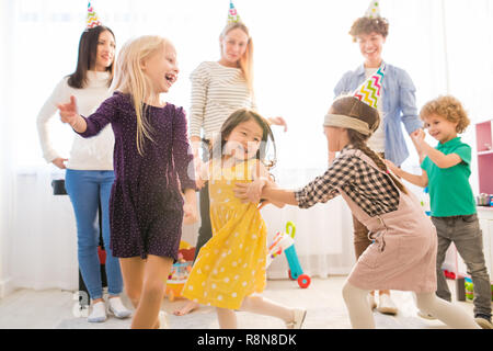 Filles sans souci d'exécution tout en jouant blind mans buff Banque D'Images