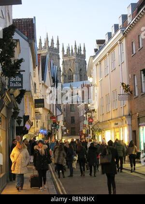 Les acheteurs de Noël profitez de l'ambiance de fête sur un dimanche après-midi en décembre ; dans les rues autour de la ministre et la pagaille Banque D'Images