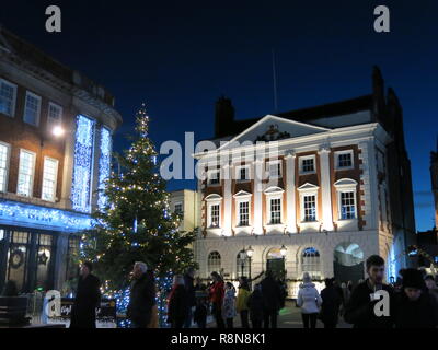 Un grand sapin Noël à St Helens Square, New York, avec les salons de thé Bettys décorées de lumières et la façade illuminée de l'hôtel particulier Banque D'Images