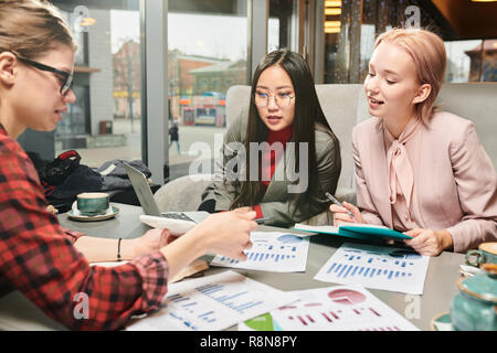 Plus de travail Rapport financier Banque D'Images