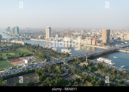 Scène Coucher du soleil du haut de la tour du Caire en Egypte montre à la télévision et à la radio égyptienne buliding , le Nil , la ville , bâtiments et ponts Banque D'Images