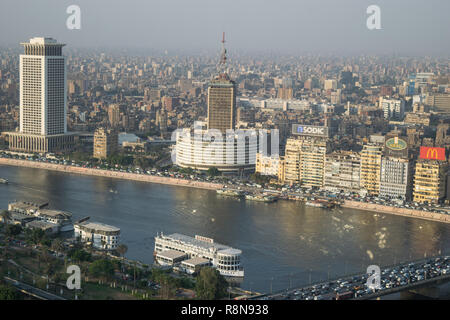 Scène Coucher du soleil du haut de la tour du Caire en Egypte montre à la télévision et à la radio égyptienne buliding , le Nil , la ville , bâtiments et ponts Banque D'Images