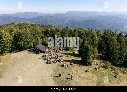 Beaucoup de touristes sont en appui sur le haut de la montagne dans la région ensoleillée journée d'automne. Magnifique paysage de montagne. Montagnes Beskides de Silésie, Czantoria, Pologne Banque D'Images