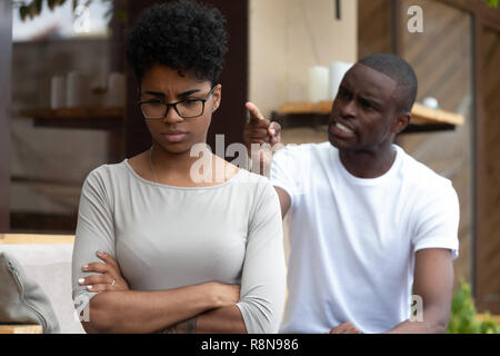 Young African American couple amoureux se quereller assis ensemble Banque D'Images