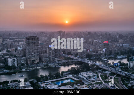 Scène Coucher du soleil du haut de la tour du Caire en Egypte montre le nil , la ville , bâtiments et ponts Banque D'Images