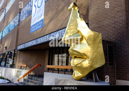 Fragment de visage (1975) Sculpture par Arlene Amour à Monell Chemical Senses Center, University City Science Center, 3500 Market Street, Philadelphie, USA Banque D'Images