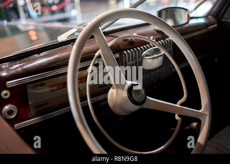 Tableau de bord avec volant d'une voiture classique à partir des années 1970 Banque D'Images