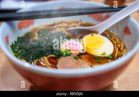 Le Shoyu ramen noodle dans le style japonais avec un faible éclairage intérieur et se concentrer à grande ouverture de tir. Banque D'Images