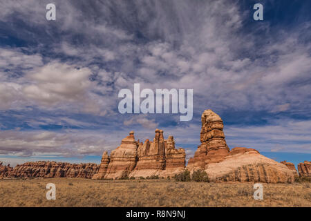 Au-dessus des nuages spectaculaires formations de grès coloré le long du sentier en boucle Parc Chesler aiguilles dans le District de Canyonlands National Park, Utah, l'Octo Banque D'Images