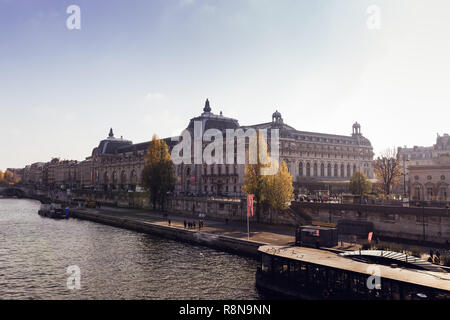 Le Musée d'Orsay (Musée d'Orsay) vue depuis le pont Léopold Sédar Senghor (Passerelle Léopold-Sédar-Senghor) à Paris, France Banque D'Images