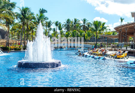 Punta Cana, République dominicaine - le 26 octobre 2018 : se détendre dans la piscine au milieu des palmiers dans la station balnéaire de Punta Cana. Banque D'Images