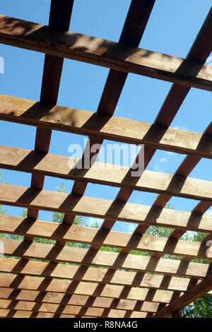 Haut de pergola en bois brun aux beaux jours d'été en plein air, vue latérale Banque D'Images