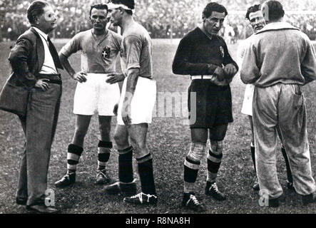 Rome , Italie. 10 juin, 1934. L'entraîneur de soccer national italien Vittorio Pozzo avec certains joueurs au cours de l'Italie finale - la Tchécoslovaquie . Banque D'Images
