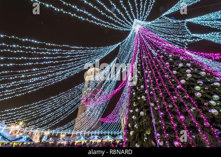 VILNIUS, LITUANIE - 31 décembre 2017 : la place de la Cathédrale avec l'arbre de Noël et le clocher Banque D'Images