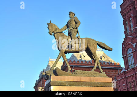 Moscou, Russie - 16 novembre 2018 : monument équestre au maréchal de l'Union soviétique Gueorgui Joukov en arrière-plan de l'Historical Museum Banque D'Images