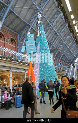 Tiffany & Co et d'arbres de Noël & robot femme prenant en selfies shopping mall, à la gare St Pancras International Londres UK KATHY DEWITT Banque D'Images