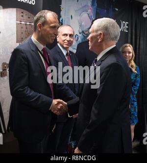 Le Vice-président américain Mike Pence Thomas Zurbuchen accueille, administrateur associé de la NASA pour la science de la Direction de la Mission, à gauche, à la suite d'une discussion sur la politique spatiale de la Maison Blanche La Directive 1 au siège de la NASA, 12 décembre 2018 à Washington, DC. Banque D'Images